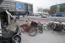 827595 Afbeelding van enkele willekeurig gestalde fietsen op het Jaarbeursplein te Utrecht.
